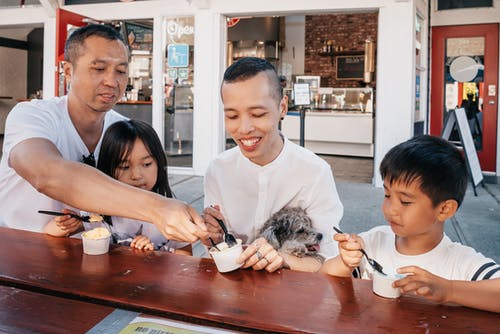 一家人吃冰淇淋 · 免费素材图片