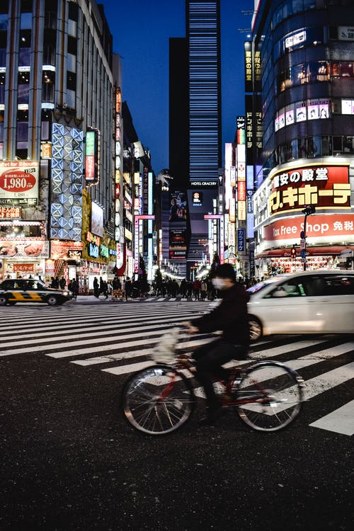 夜间在人行道上行走的人 · 免费素材图片