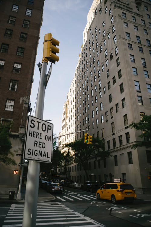 当代建筑附近的城市街道上的交通灯 · 免费素材图片