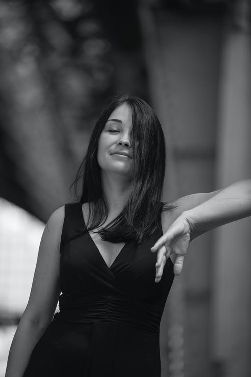 有关单色, 垂直拍摄, 女人的免费素材图片