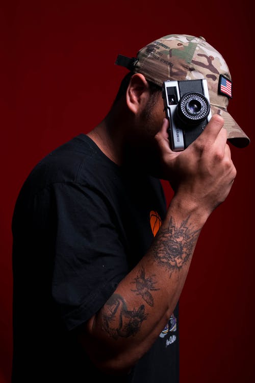 有关人, 垂直拍摄, 工作室拍摄的免费素材图片