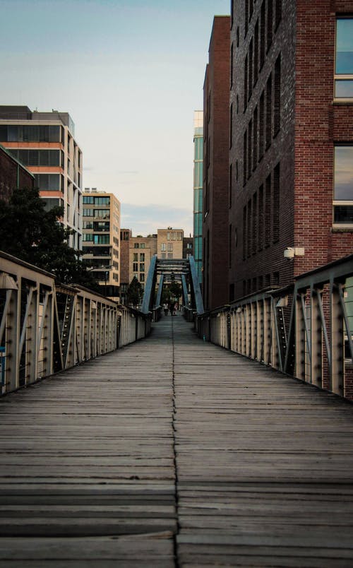这座城市的棕色人行道 · 免费素材图片