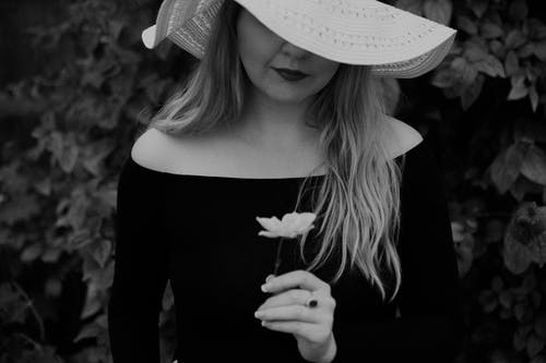 黑色长袖衬衫，戴着白色太阳帽的女人 · 免费素材图片