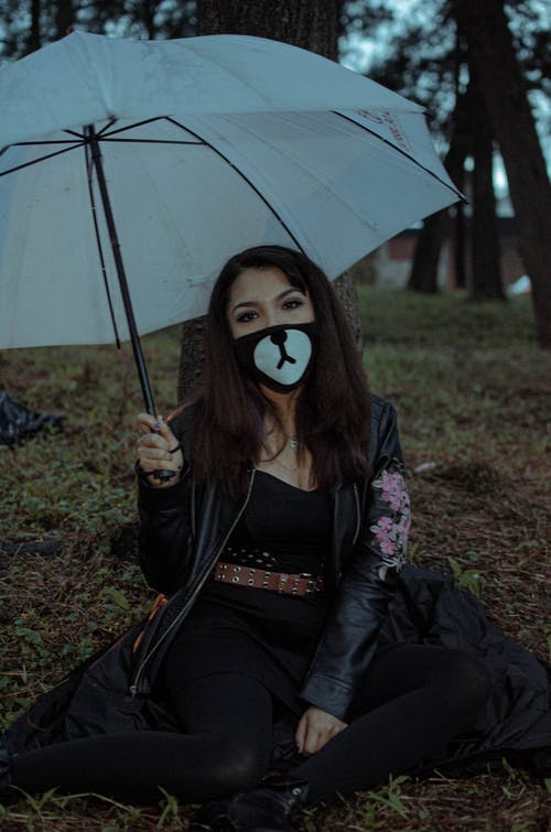 有关人, 坐, 垂直拍摄的免费素材图片