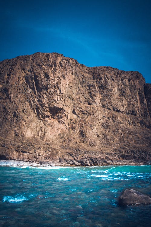悬崖附近海洋 · 免费素材图片