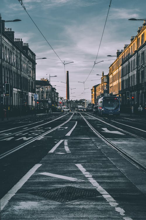 建筑物附近公路上的车辆 · 免费素材图片