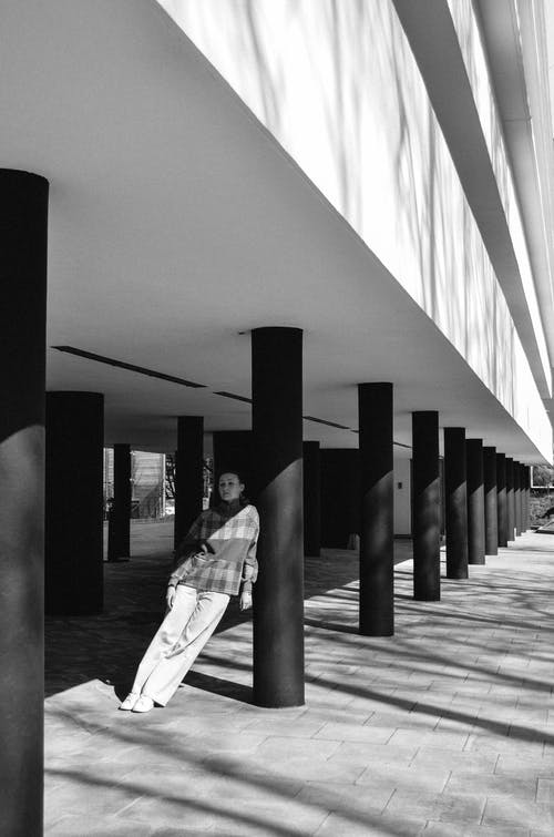 有关倚, 女人, 建筑专栏的免费素材图片