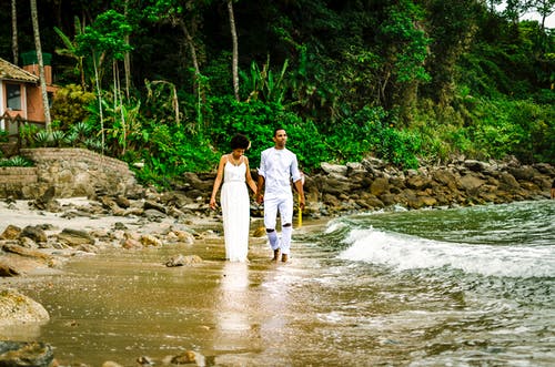 夫妻在海边散步的照片 · 免费素材图片