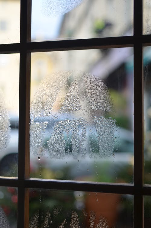玻璃窗上的水滴 · 免费素材图片