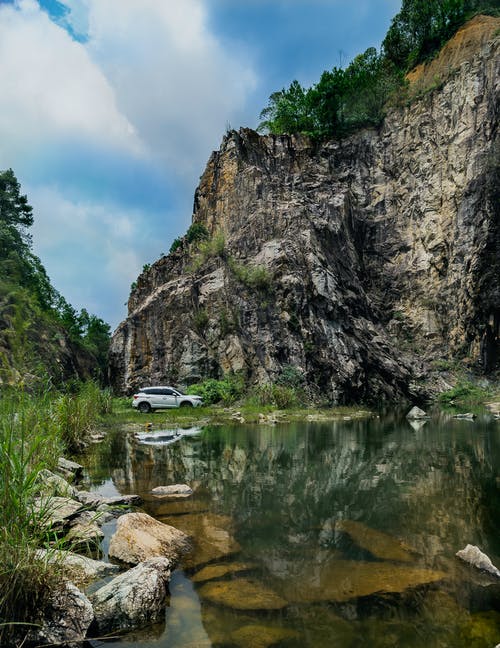 水和灰色悬崖的身体 · 免费素材图片