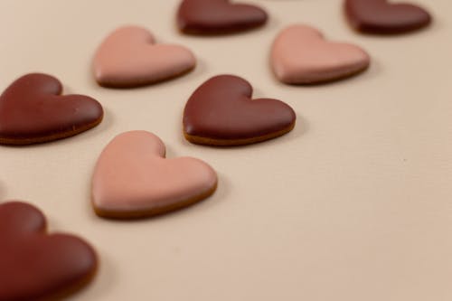 白色表面上的棕色心形饼干 · 免费素材图片