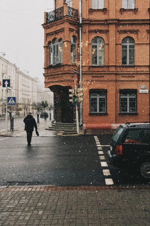 在雨天过马路的人 · 免费素材图片