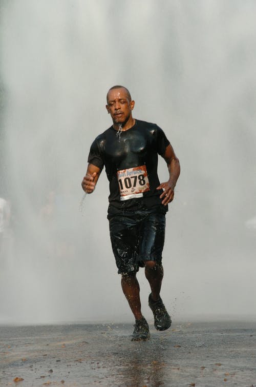 黑雨中奔跑的人 · 免费素材图片
