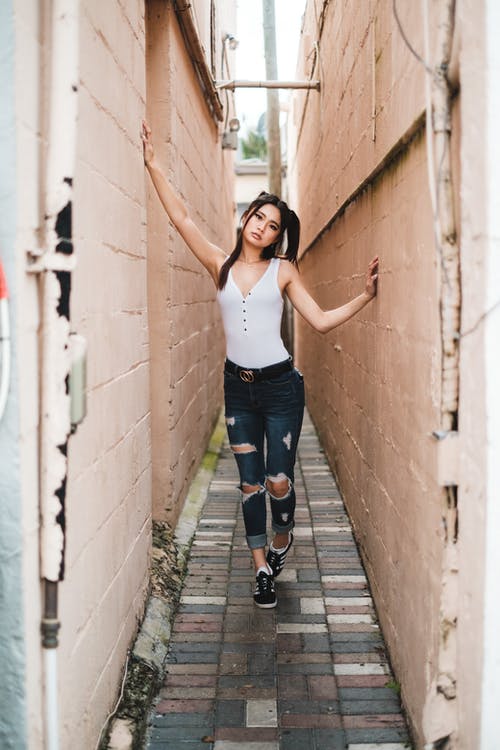 有关休闲服装, 女人, 建筑的免费素材图片