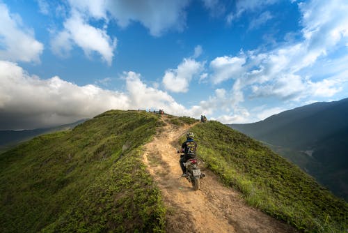 在山上骑摩托车的人 · 免费素材图片