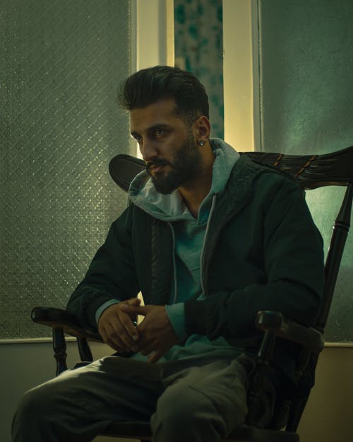 有关人, 休闲服装, 坐的免费素材图片