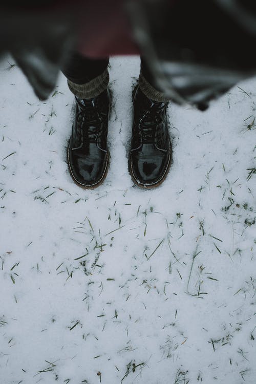 站在白色雪地上的人 · 免费素材图片