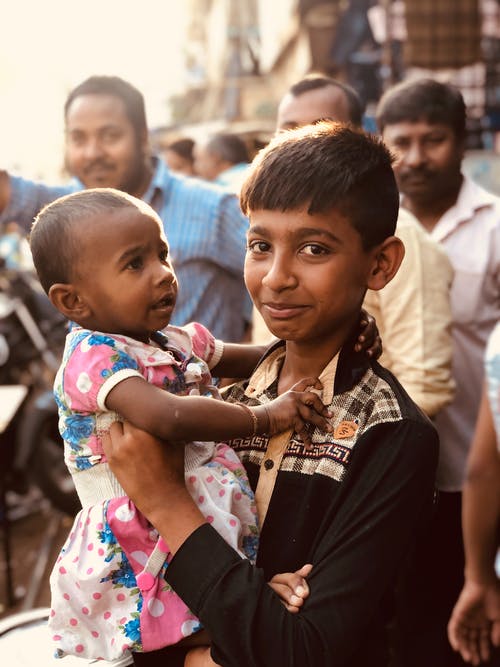 抱孩子的男孩 · 免费素材图片