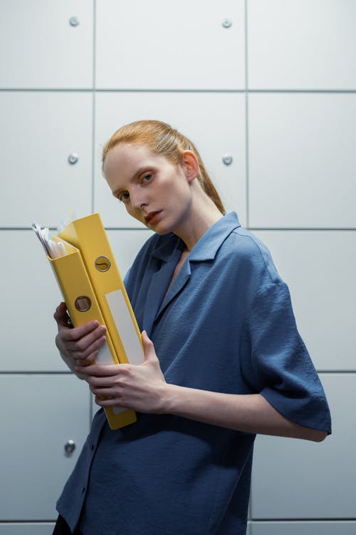 有关垂直拍摄, 女人, 室内的免费素材图片