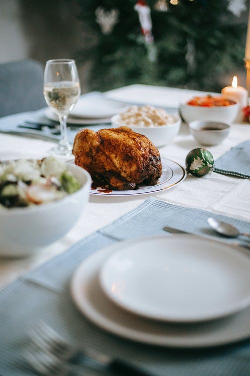 圣诞晚餐配土耳其和蔬菜沙拉的桌子 · 免费素材图片