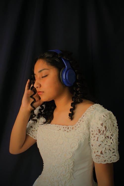 有关听音乐, 垂直拍摄, 女孩的免费素材图片