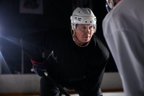 有关人, 冰球, 哀思的免费素材图片