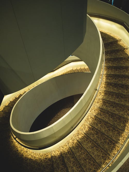 棕色螺旋楼梯与白色栏杆 · 免费素材图片