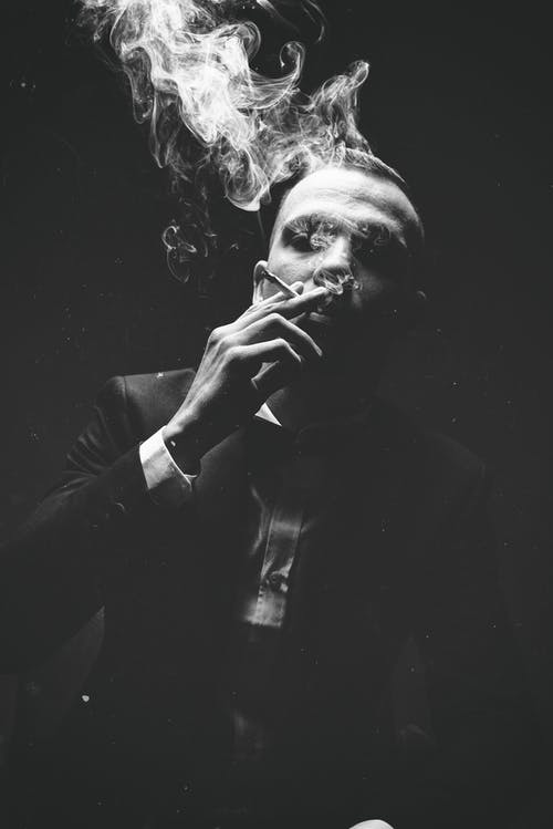 抽烟的人的灰度照片 · 免费素材图片