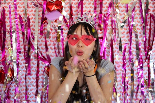 有关五彩纸屑, 人, 吹的免费素材图片