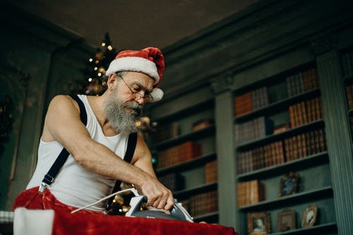 男人穿着圣诞老人服装熨烫布 · 免费素材图片