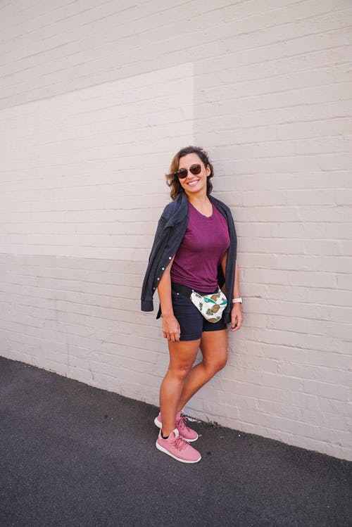 站在白墙上的女人 · 免费素材图片