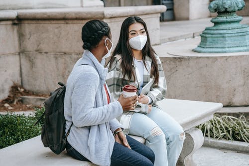 坐在灰色连帽衫的女人旁边的女人 · 免费素材图片