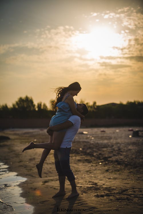 在海边拥抱夫妇 · 免费素材图片