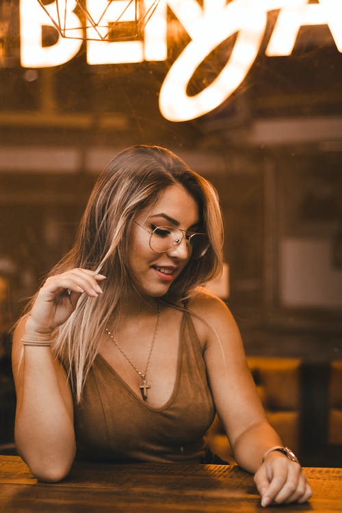 女人坐在椅子上 · 免费素材图片