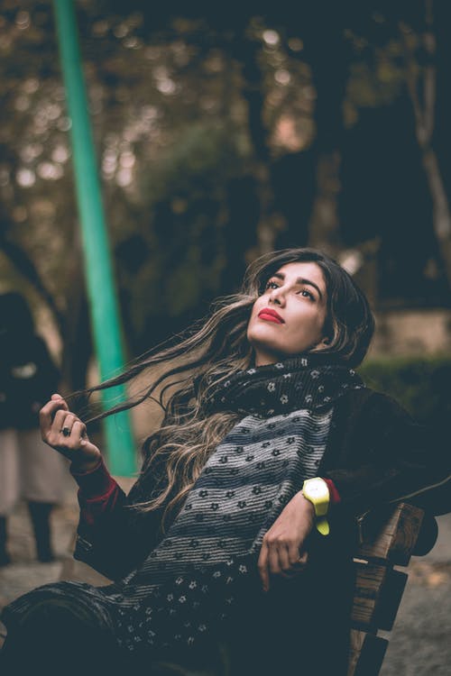 坐在长椅上的女人 · 免费素材图片