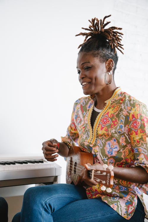 有关四弦琴, 坐, 垂直拍摄的免费素材图片