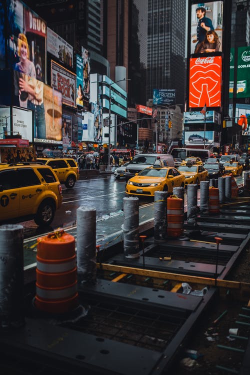 沥青路面上的黄色汽车 · 免费素材图片