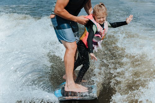 有关wakesurfing, 人, 公告板的免费素材图片