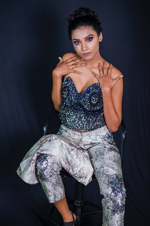 有关垂直拍摄, 女人, 工作室的免费素材图片