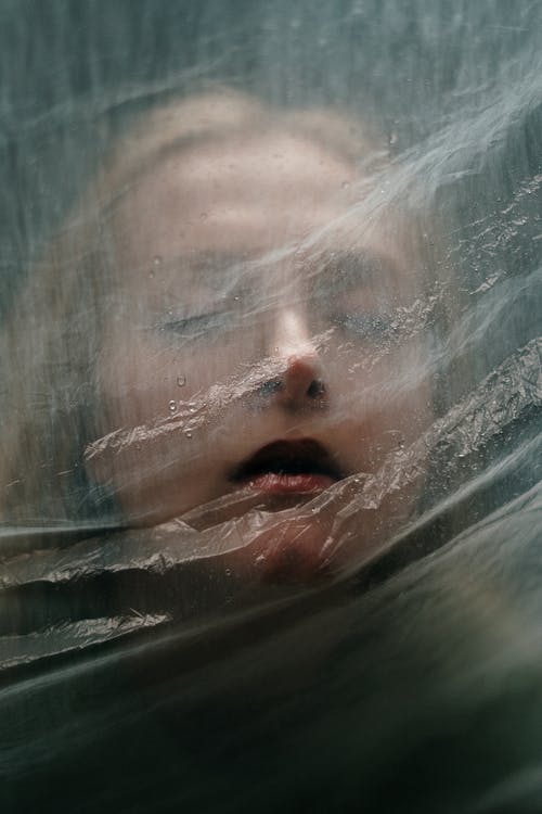 一个塑料袋后面的女人 · 免费素材图片