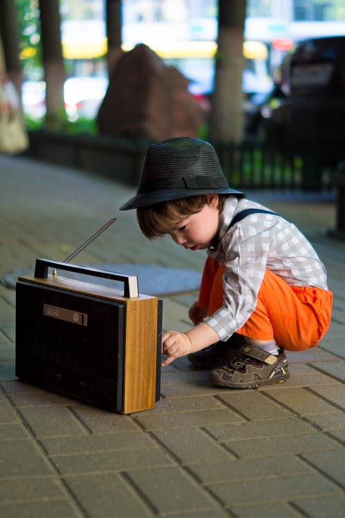 男孩调谐晶体管收音机 · 免费素材图片