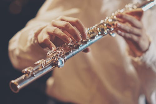 吹奏乐器的人 · 免费素材图片