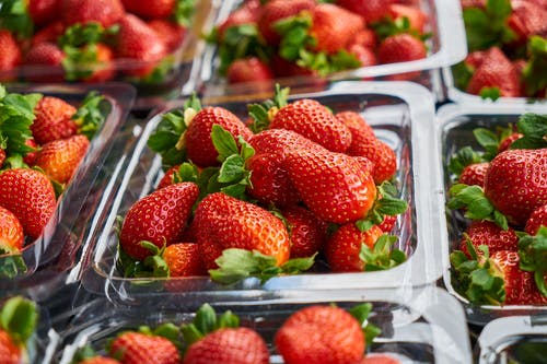 草莓在塑料容器上的特写摄影 · 免费素材图片