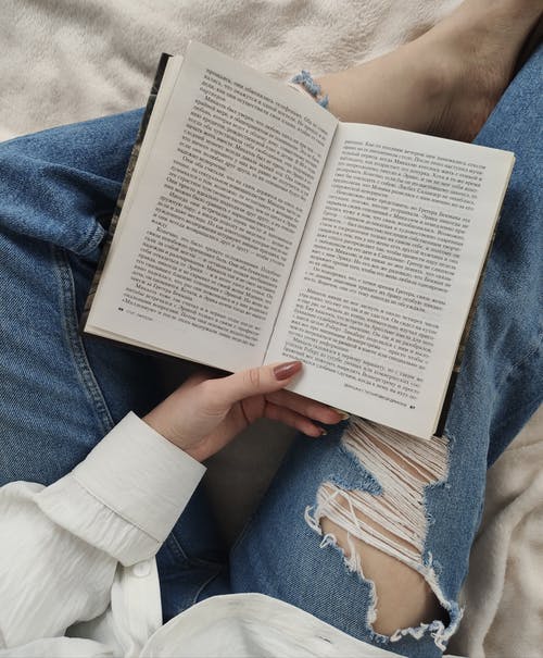 作物不露面的女人在床上读书 · 免费素材图片