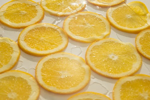 片橙汁白色桌上 · 免费素材图片