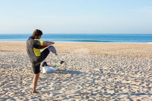 不露面截肢者运动员在海滩上表演高阶运动 · 免费素材图片