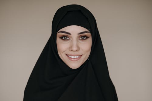 有关微笑, 特写, 看着相机的免费素材图片