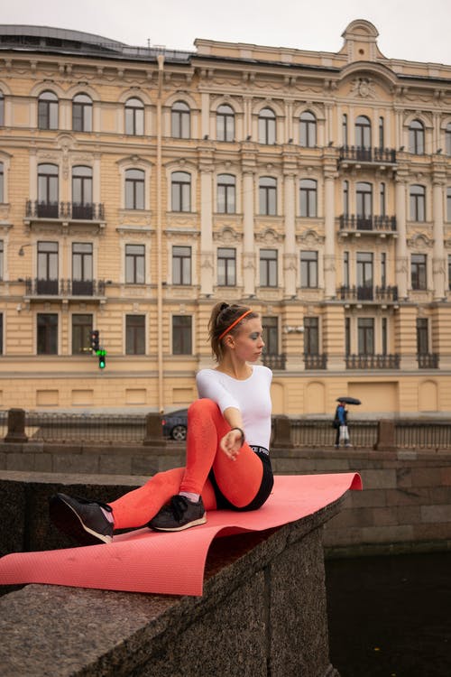 女人坐在瑜伽垫上 · 免费素材图片