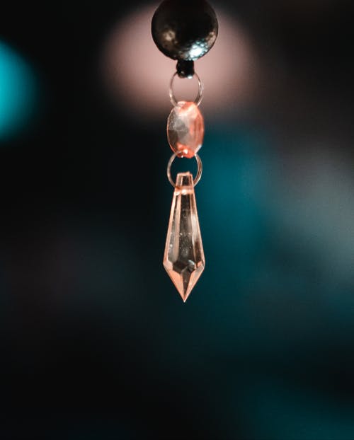 水晶玻璃吊坠的特写摄影 · 免费素材图片