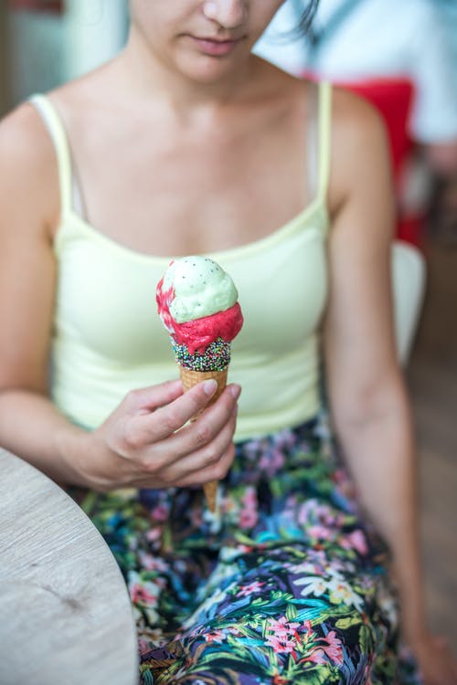 女人控股冰淇淋 · 免费素材图片